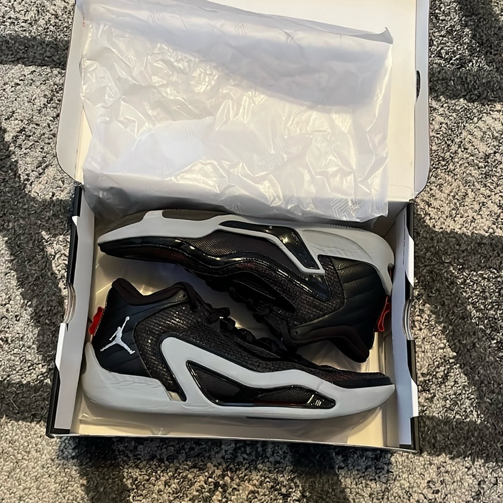 Jordan Tatum 1 “old school” color way comes with original box